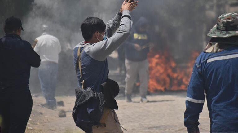 Un periodista registra los hechos violentos registrados este 15 de noviembre, en el límite de Tiquipaya y Colcapirhua
