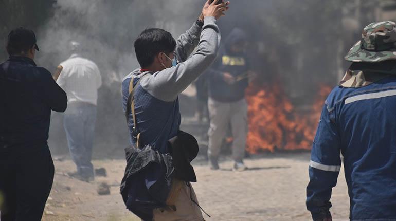 Un periodista registra los hechos violentos registrados este 15 de noviembre, en el límite de Tiquipaya y Colcapirhua