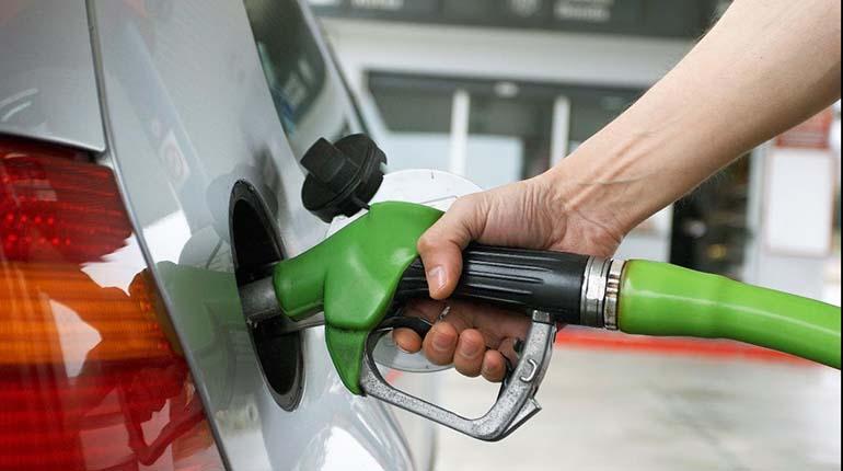 cargando gasolina