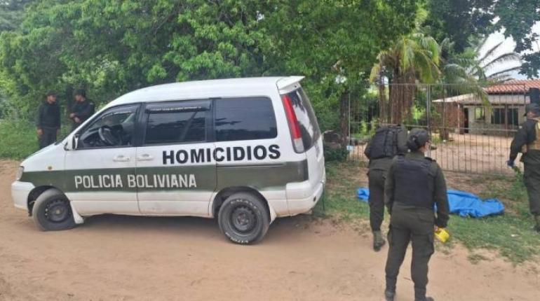La Policía levanta el cuerpo del hombre que falleció tras el ataque de perros pitbull.
