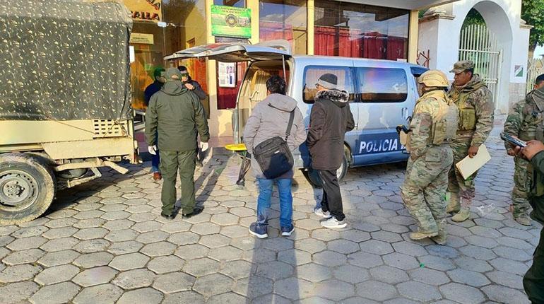 Traslado del cuerpo del militar asesinado.