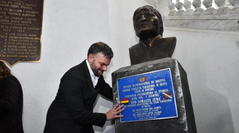 El diputado José Ormachea empuja el busto de Evo Morales