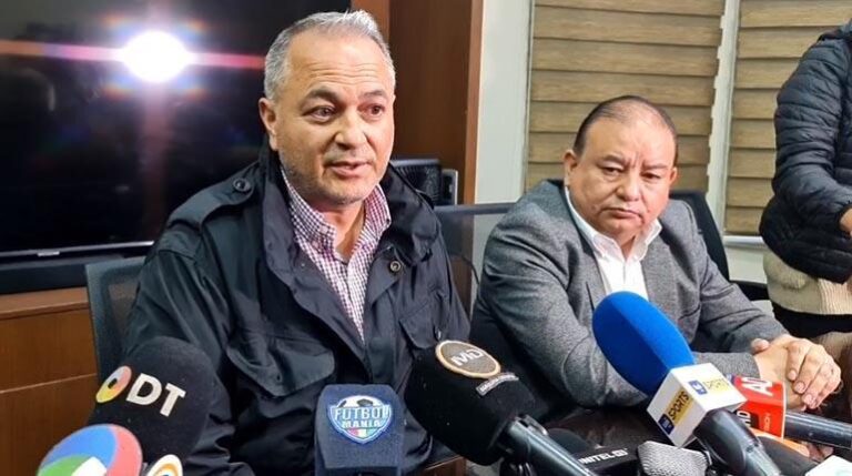 Fernando Costa (izq.), presidente de la Federación Boliviana de Fútbol (FBF)