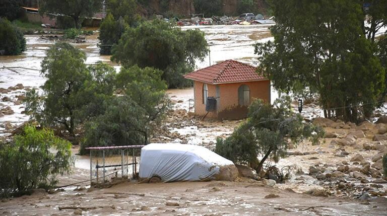 Las casas y los galpones de una granja cubiertas de lodo y piedras en Laquiña