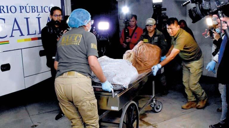 Llegada de los cuerpos a la morgue.
