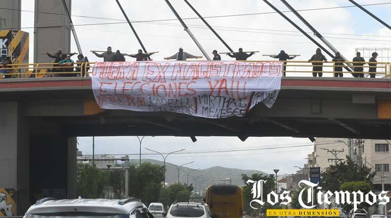protesta en el puente viaducto