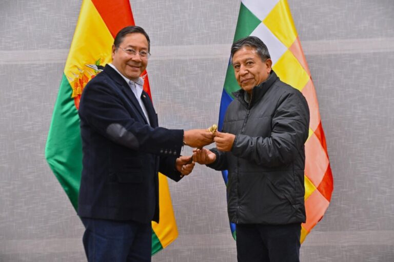 33964_arce-entrega-el-baston-de-mando-a-choquehuanca-antes-de-partir-a-rusia-1