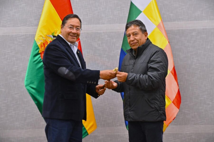 33964_arce-entrega-el-baston-de-mando-a-choquehuanca-antes-de-partir-a-rusia-1