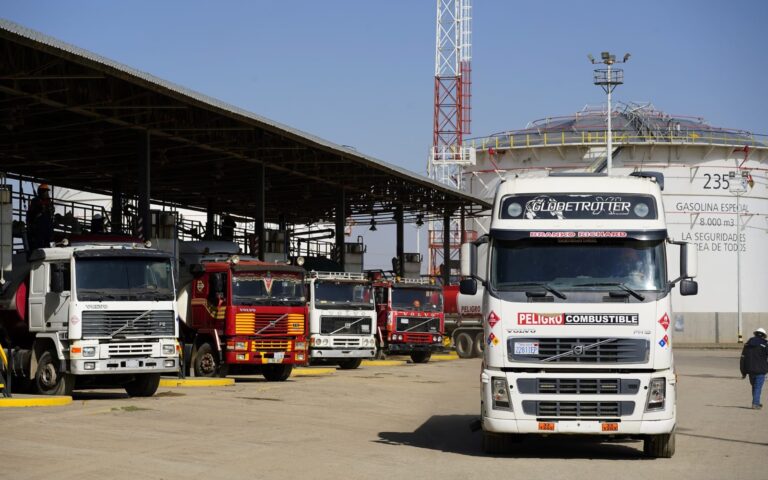 Cisternas-YPFB-combustibles