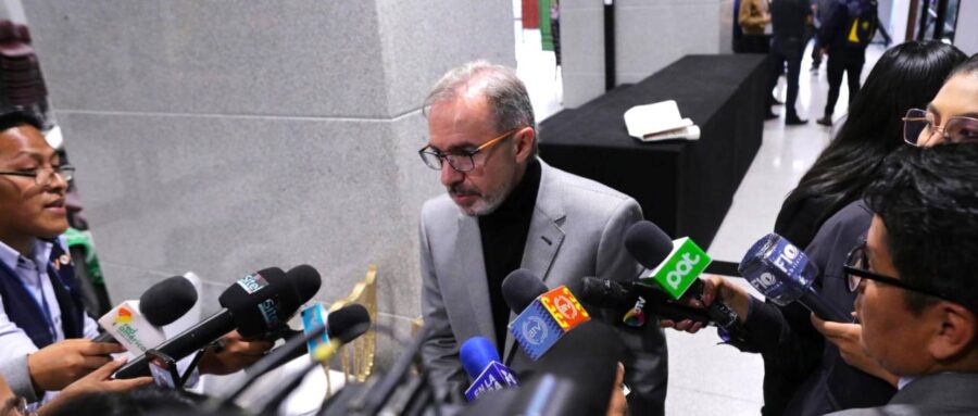 el-vocero-en-una-ruerda-de-prensa_101-9135218_20240603163358