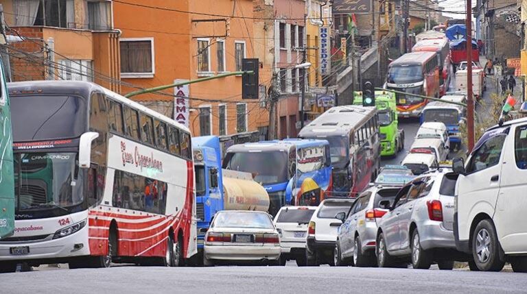 FILAS AUTOS POR DIESEL LA PAZ