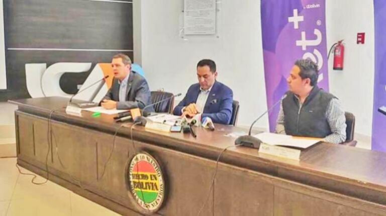 Ejecutivos de la ICAM en rueda de prensa,