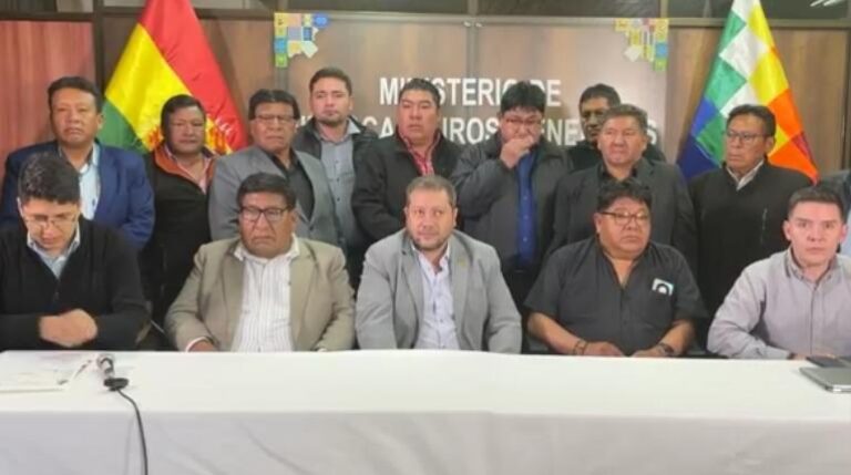El ministro de Hidrocarburos y Energías, Alejandro Gallardo, junto a los dirigentes del sector transporte
