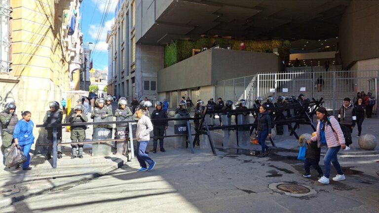 plaza murillo ceerada con resguardo policial