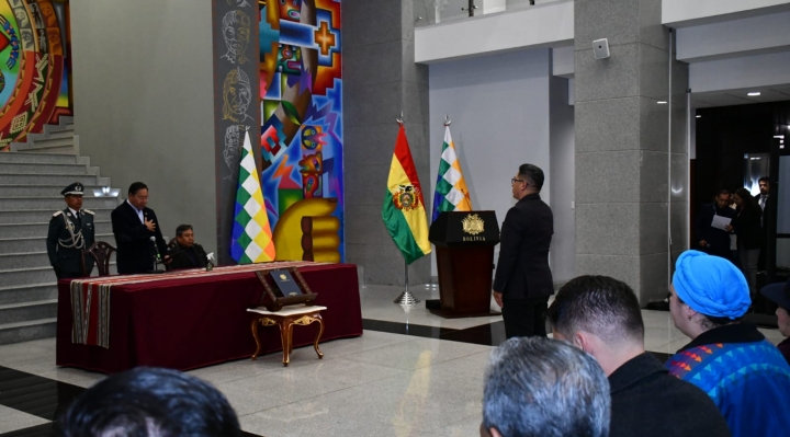 b_43083_presidente-arce-posesiona-a-zenon-mamani-como-nuevo-ministro-de-desarrollo-productivo-y-economia-plural-1