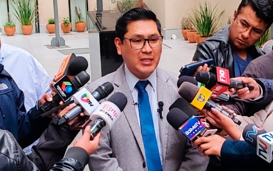 El procurador general del Estado, Ricardo Condori, brinda una conferencia de prensa.