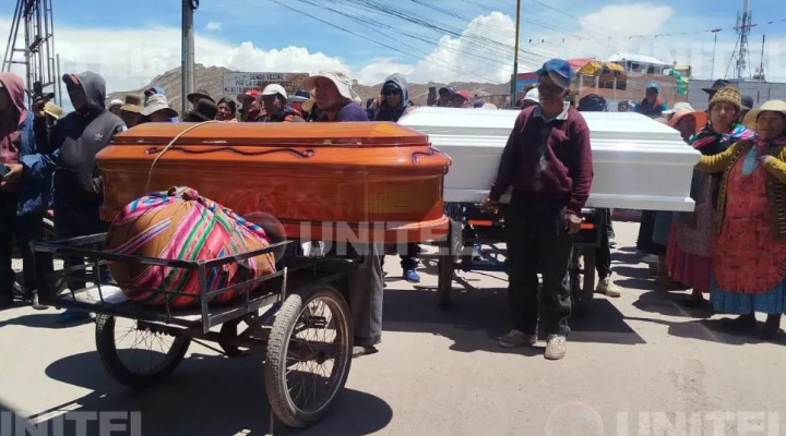b_51643_ataudes-de-musicos-bolivianos-cruzan-en-carretillas-la-frontera-tras-tragedia-en-peru-1