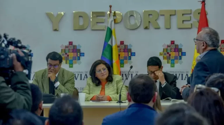 La ministra de Salud, Marcela Flores (c). MINISTERIO DE SALUD