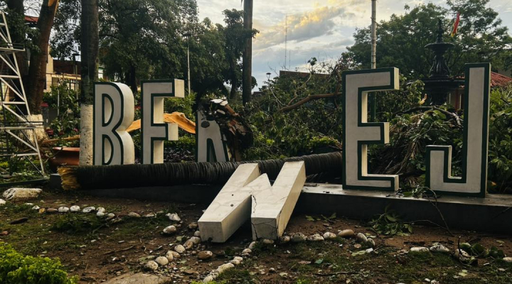 b_54262_vientos-huracanados-y-lluvias-dejan-destrozos-en-bermejo-caida-de-arboles-techos-destruidos-entre-otros-incidentes-1