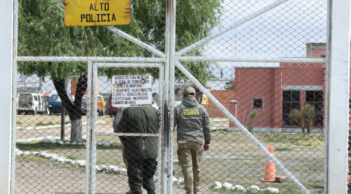 b_55089_aprehenden-a-un-policia-y-cinco-funcionarios-de-chonchocoro-por-fuga-de-dos-reclusos-peligrosos-1