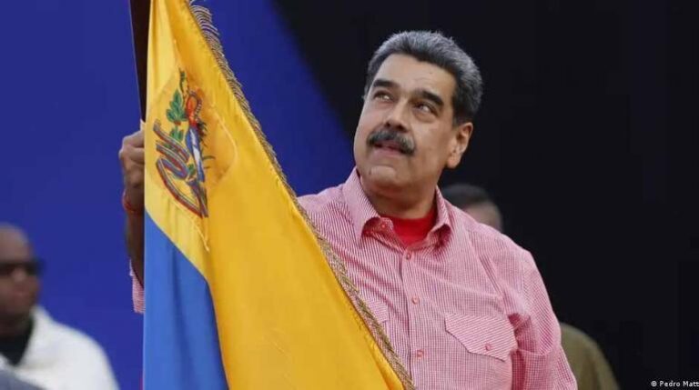 maduro_con_la_bandera_ed_va