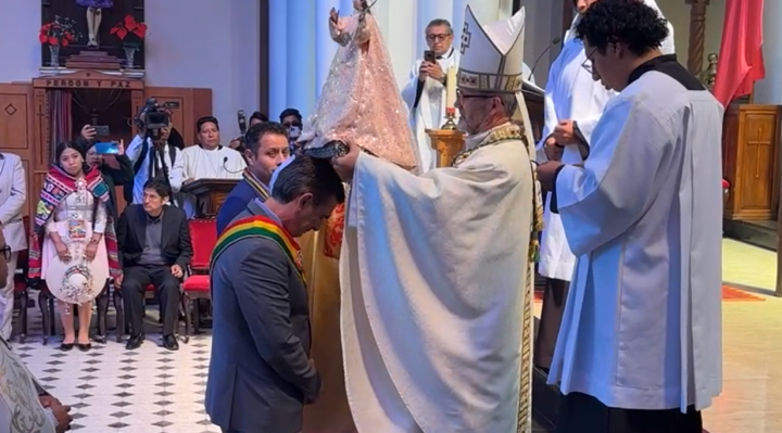 b_57106_obispo-de-oruro-bendice-a-paz-y-lara-para-que-unidos-como-hermanos-puedan-seguir-adelante-1