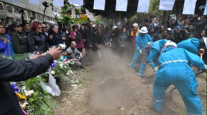 b_57598_con-un-ultimo-aplauso-bolivia-despide-a-david-santalla-en-el-cementerio-general-de-la-paz-1