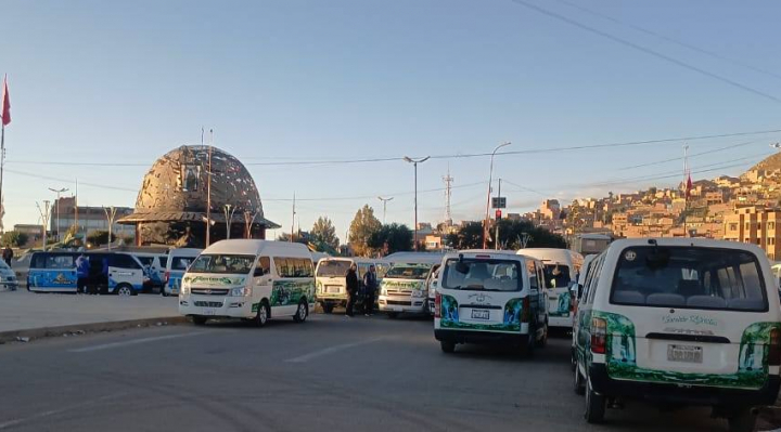 b_59211_segundo-dia-de-bloqueos-en-oruro-salidas-de-buses-desde-la-terminal-la-paz-sigue-interrumpida-1