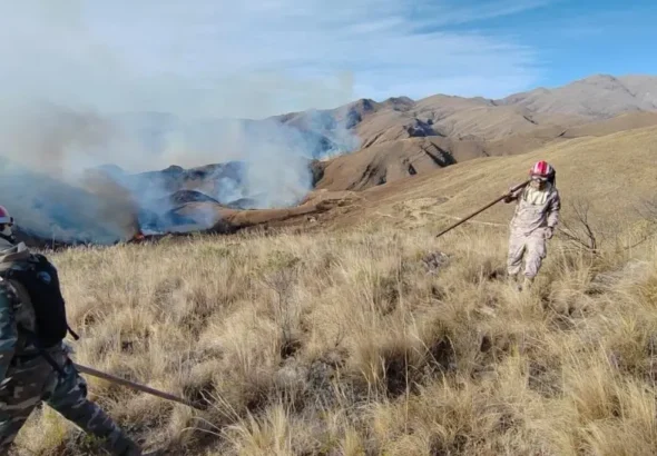 BOMBEROS APAGAN INCENDIO EN TARIJA